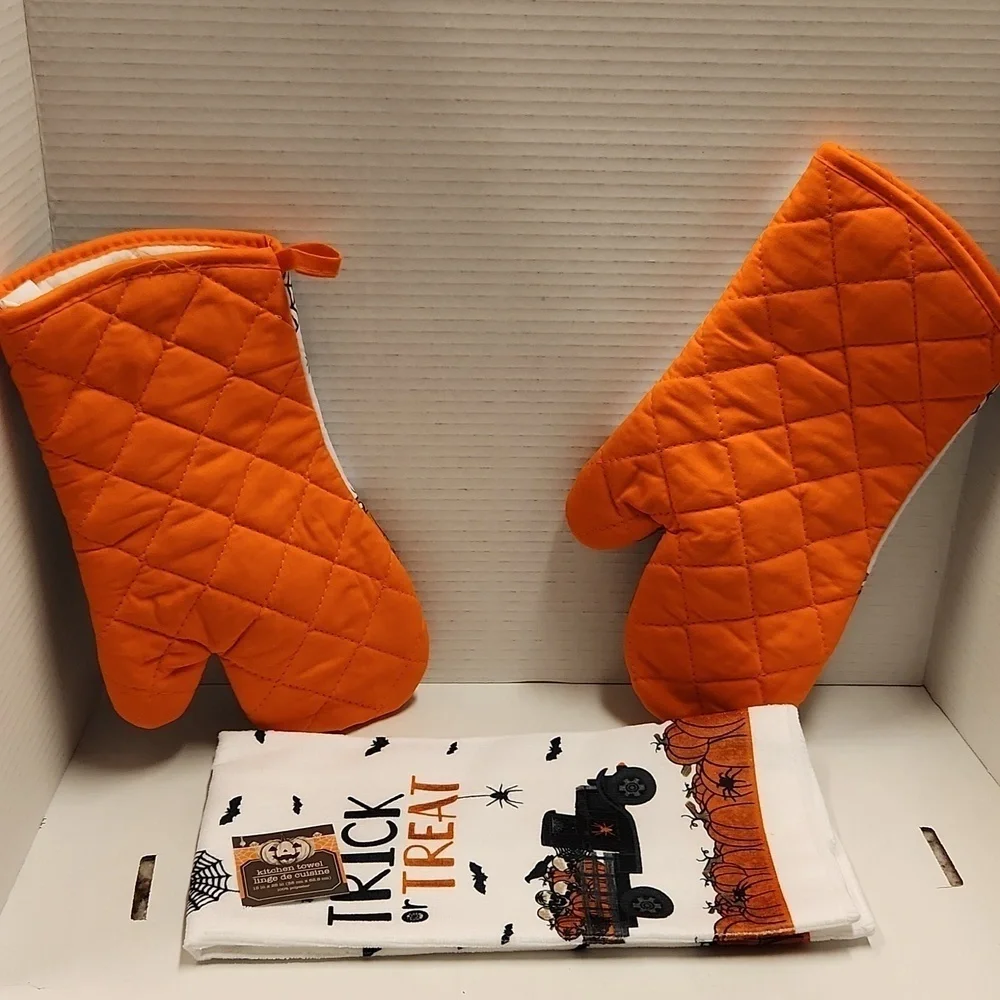 Halloween oven mittens and towel set